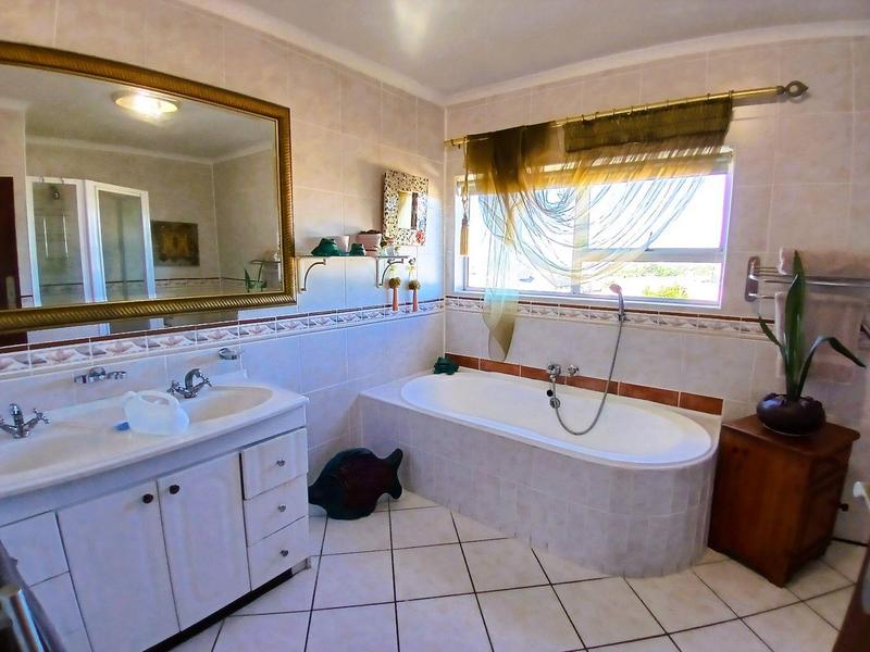 5 Bedroom Property for Sale in Stilbaai Wes Western Cape